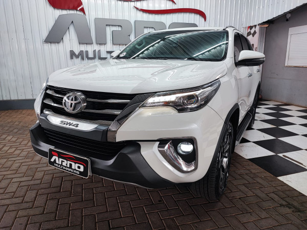 Toyota Hilux SW4 Diamond 2.8 TB 4x4 Die. Aut 2.8 SRX DIAMOND 4X4 7 LUGARES 16V TURBO INTERCOOLER DIESEL 4P AUTOMÁTICO